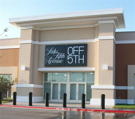 saks 5th ave outlet locations.